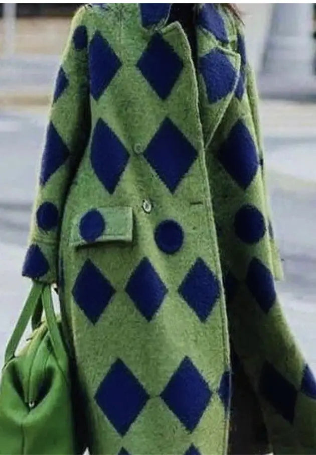 Ein bestickter Wollmantel für Damen mit einem lebhaften Lindgrün- und tiefblauen Argyle-Muster sowie kreisförmigen Akzenten an den Taschen.