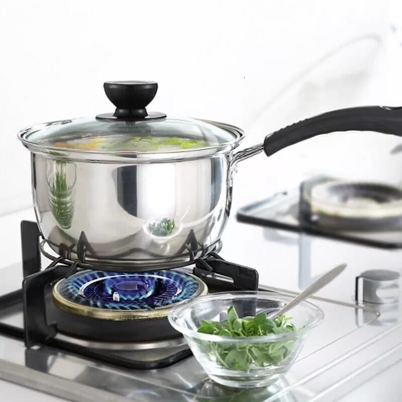 Olla de acero inoxidable brillante con asa negra y tapa de vidrio de un juego de utensilios de cocina de acero inoxidable para inducción con tapas de vidrio.