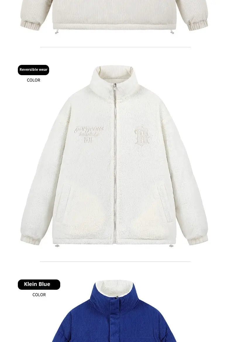 Weiße reversible Pufferjacke aus Cord mit blauem Fleece-Innenfutter und besticktem Logo, entworfen als warme Jacke.