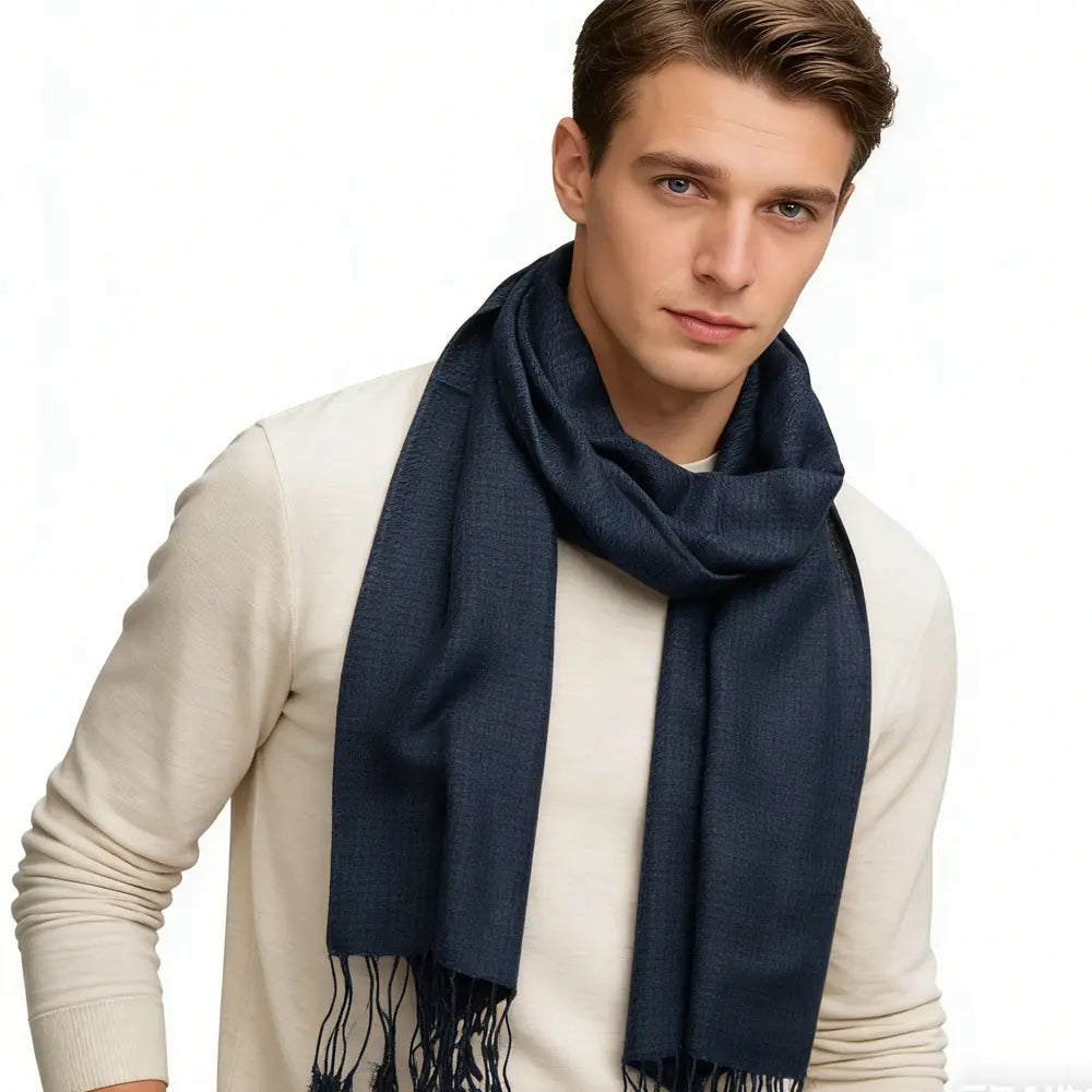 Une écharpe en sergé jacquard à chevrons marine, fabriquée en mélange de laine, présentant un tissage discrètement texturé et des bords frangés.