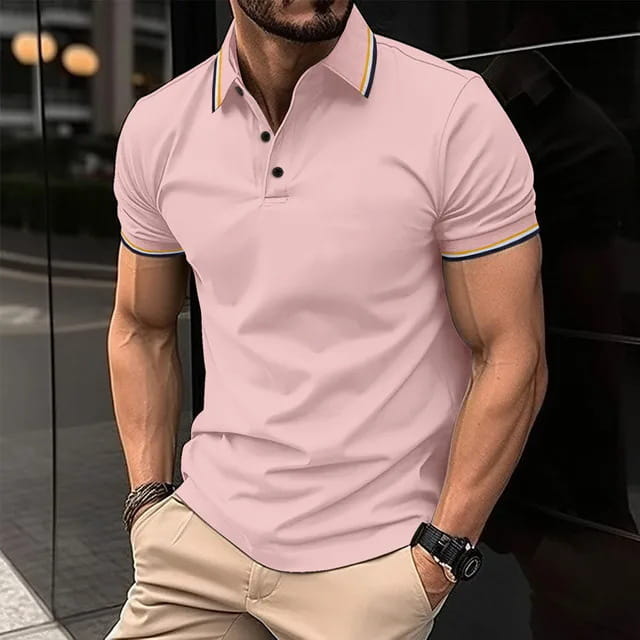 Ein hellrosa Kontrast-Herren-Poloshirt mit kurzen Ärmeln, Kragen und Ärmelbesatz, versehen mit gelben, navyblauen und weißen Streifen.