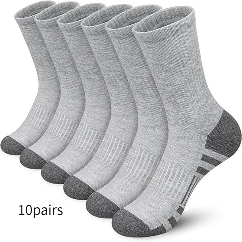 chaussettes de sport épaisses pour grandes tailles (plus size) en coton respirant, vues depuis l’arrière, de couleur grise, avec renfort au niveau du bout et du talon en gris foncé et un motif rayé discret sur le côté.