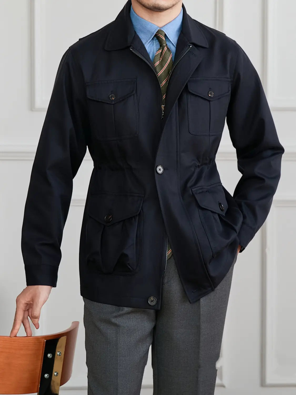 Dunkelnavyblaue Herren-Lyocell-Mischung Utility-Safarijacke mit Klappentaschen und Knopflösungen aus Baumwollstoff.