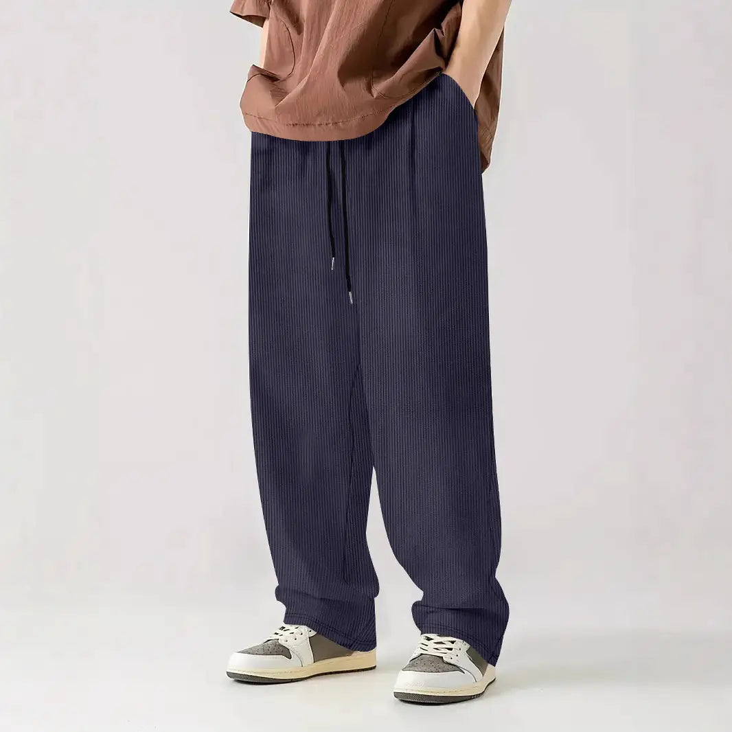 Pantalones casuales rectos de pana azul oscuro con rayas verticales y cintura cómoda para un uso relajado.