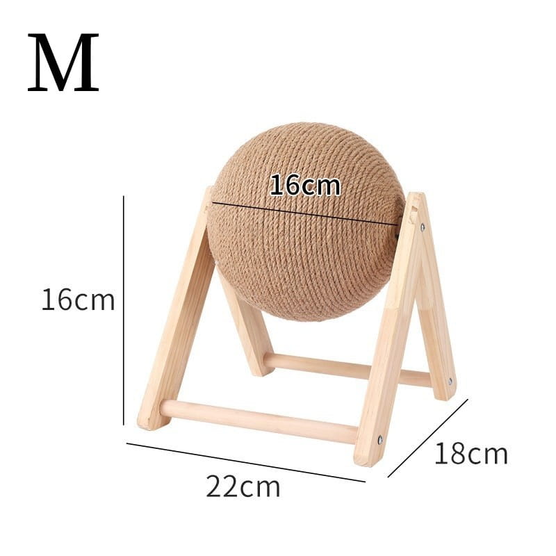 Una pelota esférica de sisal con cuerda enrollada en color beige que rasca, montada en un soporte en forma de caballete de madera clara en forma de A para el mantenimiento de las uñas del felino.