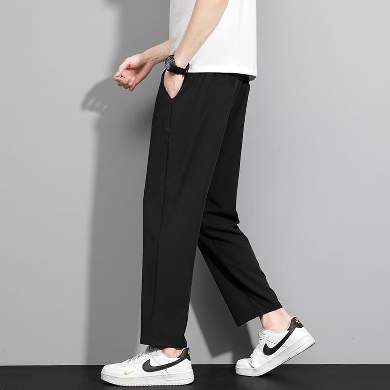 Schwarze, schmal geschnittene Herren-Freizeithose mit Kordelzug, mit geradem Bein und dezenten Seitennähte-Details.