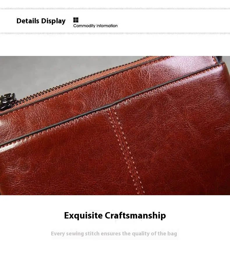 Cartera de cuero marrón intensa con costuras visibles y cierre con cremallera, destacada en una mochila bandolera de cuero estilo moda retro.