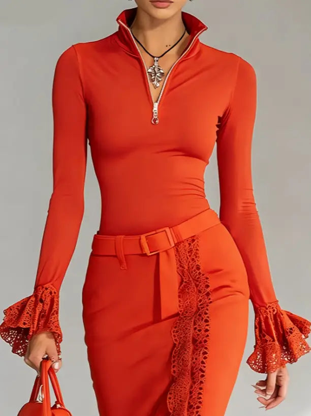 Lebhaftes orangefarbenes, figurbetontes Kleid mit langen Ärmeln, ausgestellten Spitzärmeln und seitlichem Schlitz, geeignet für elegante Anlässe.