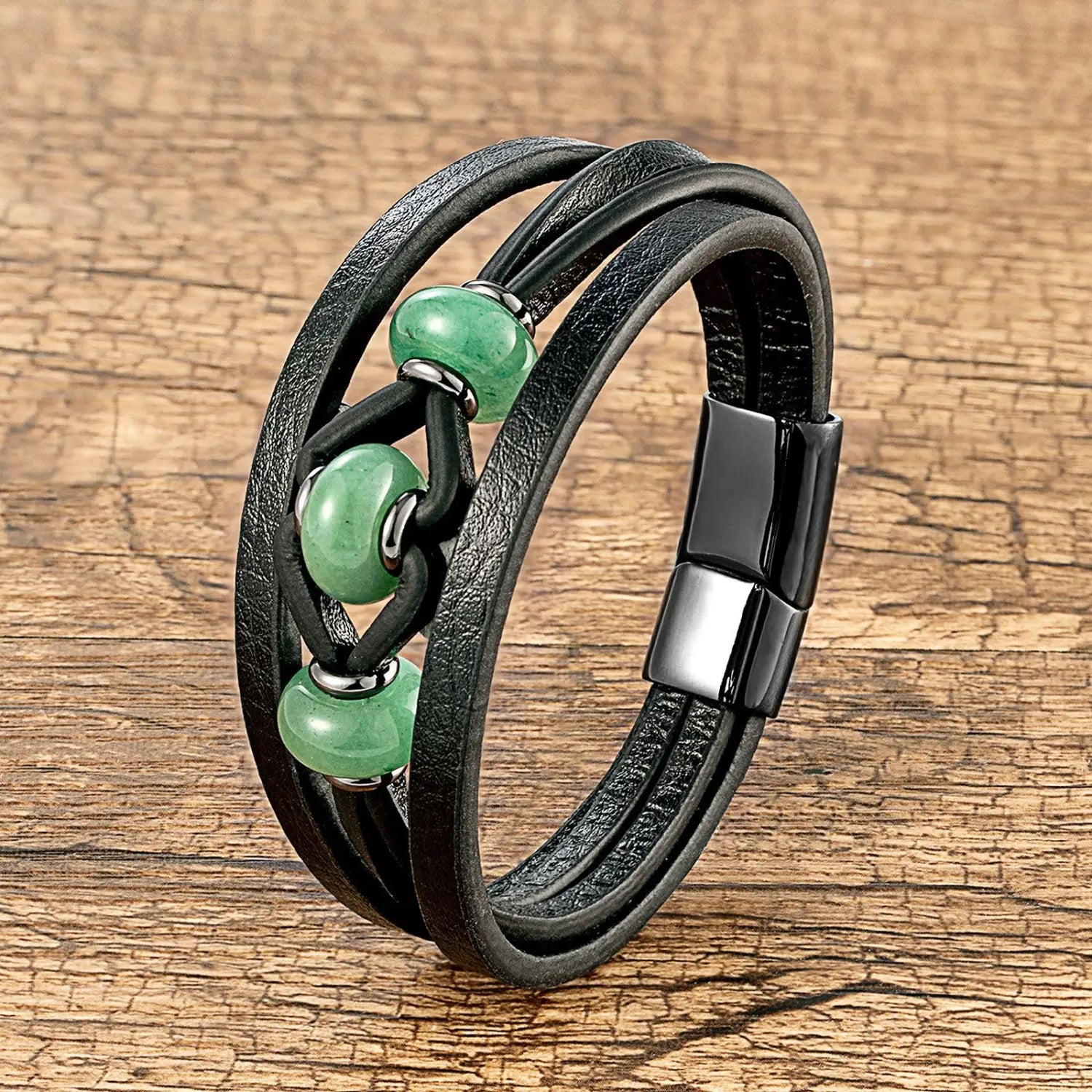 Bracelet en cuir noir à cordons multiples, avec trois perles en pierre naturelle vert jade et une fermeture magnétique.