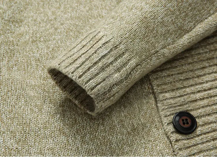 Men’s double-breasted knit cardigan in beige with ribbed cuffs and a dark brown button made from knitted material.