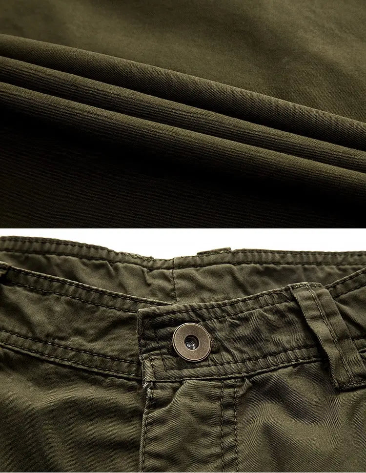 Pantalon chino en coton vert olive pour hommes avec fermeture par bouton, présenté dans une conception à poches multiples pour un usage décontracté.
