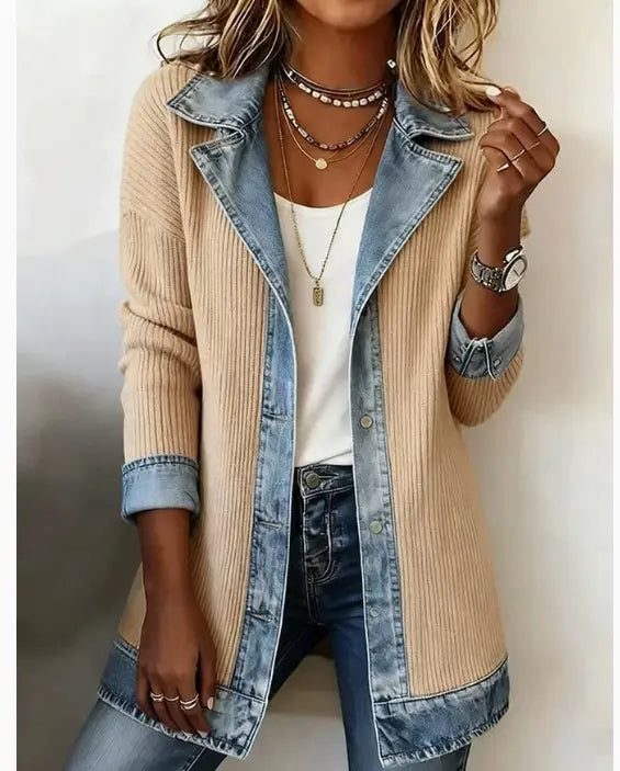 Beiger Rippstrick-Cardigan mit Jeanskragen und -manschetten, von hinten dargestellt, im Design eines Rippstrick-Denim-Patchworkmantels.
