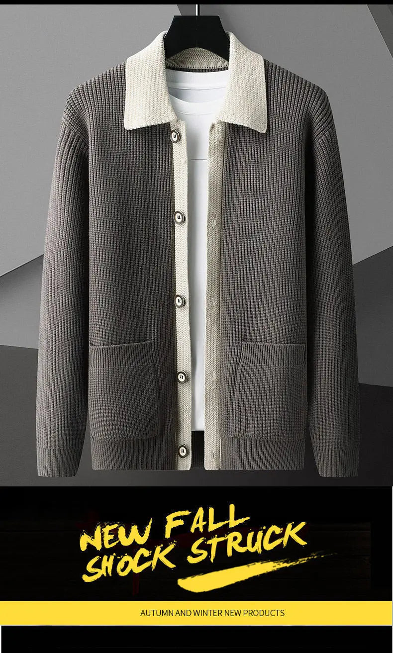 Graue Herren-Strickjacke mit Rippstruktur, mit kontrastierendem cremefarbenem Kragen und Vorderknopfverschluss.