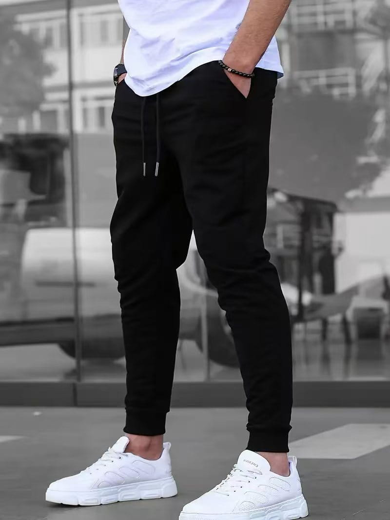 Herren-Frottee-Jogginghose in Schwarz mit schmaler Passform, Kordelzug am Bund und gerippten Bündchen, entworfen für den Casual-Streetwear-Stil.