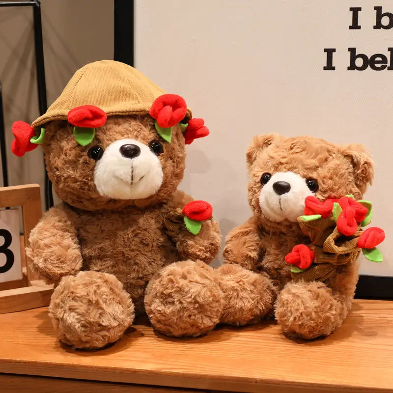 Fluffiger brauner Teddybär-Plüsch mit weißer Schnauze und schwarzen Knopfaugen, trägt eine beigen Kordmütze mit roten Stoffrosen und hält einen Strauß passender Rosen für ein Valentinsgeschenk, Größe 16 bis 25 Zentimeter.
