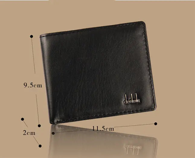 Cartera tipo bifold de cuero sintético negro para hombre, con textura en cuero falso, y logotipo sutil en relieve en la esquina inferior derecha.