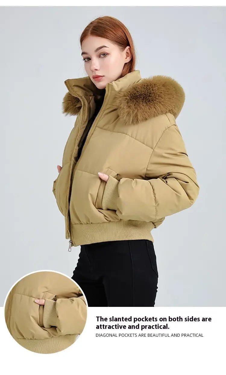Beige Damen-Fell-Kapuzensteppjacke mit voluminöser brauner Fell-innenkapuze und schräg verlaufenden Taschen.