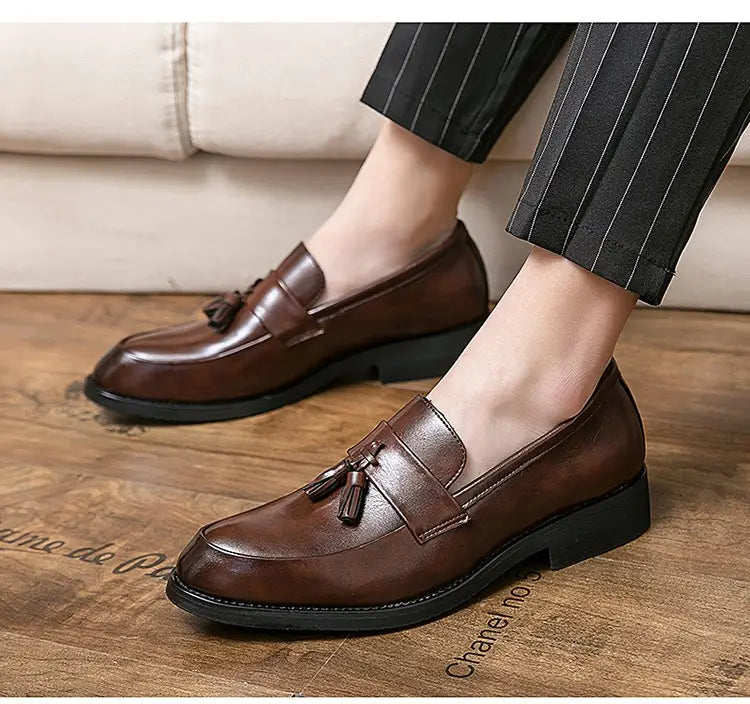 Mocassins en cuir à gland poli pour hommes, en brun, avec une finition polie et des semelles en caoutchouc noir