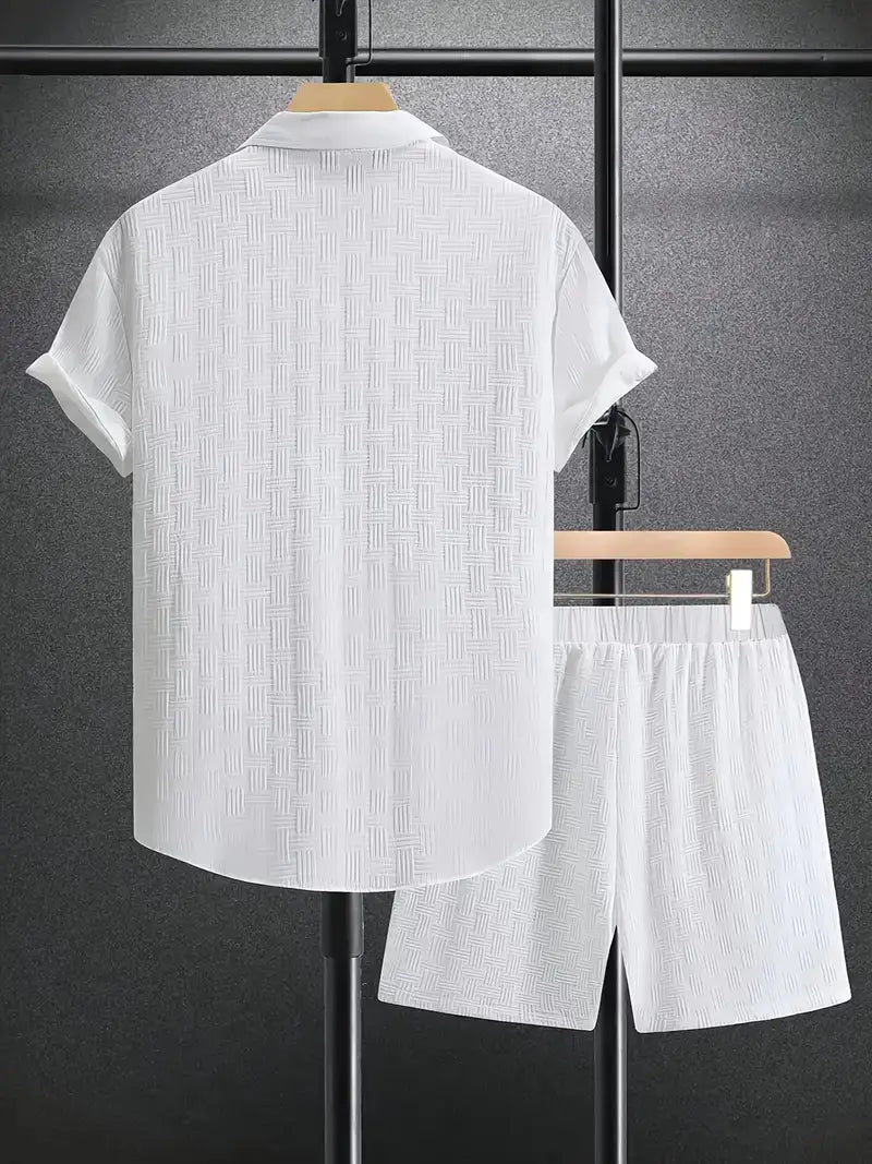 Ensemble chemise et short pour homme à manches courtes texturées de couleur blanche, affichant une texture tissée discrète sur un cintre en bois.