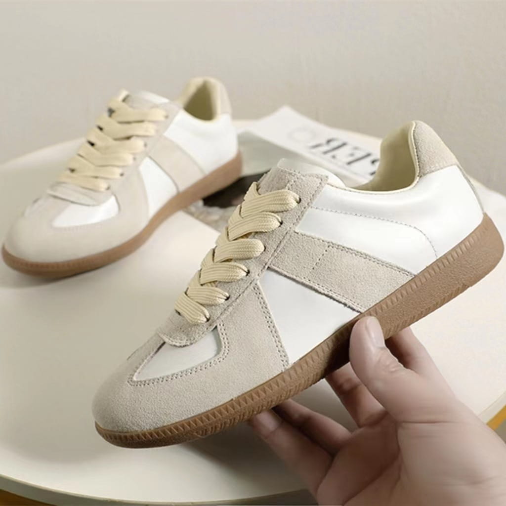 Beige und weiße Veloursleder- und Ledersneaker im Low-Top-Design, vielseitige Freizeitschuhe im Low-Top-Design, mit braunen Gummisohlen.