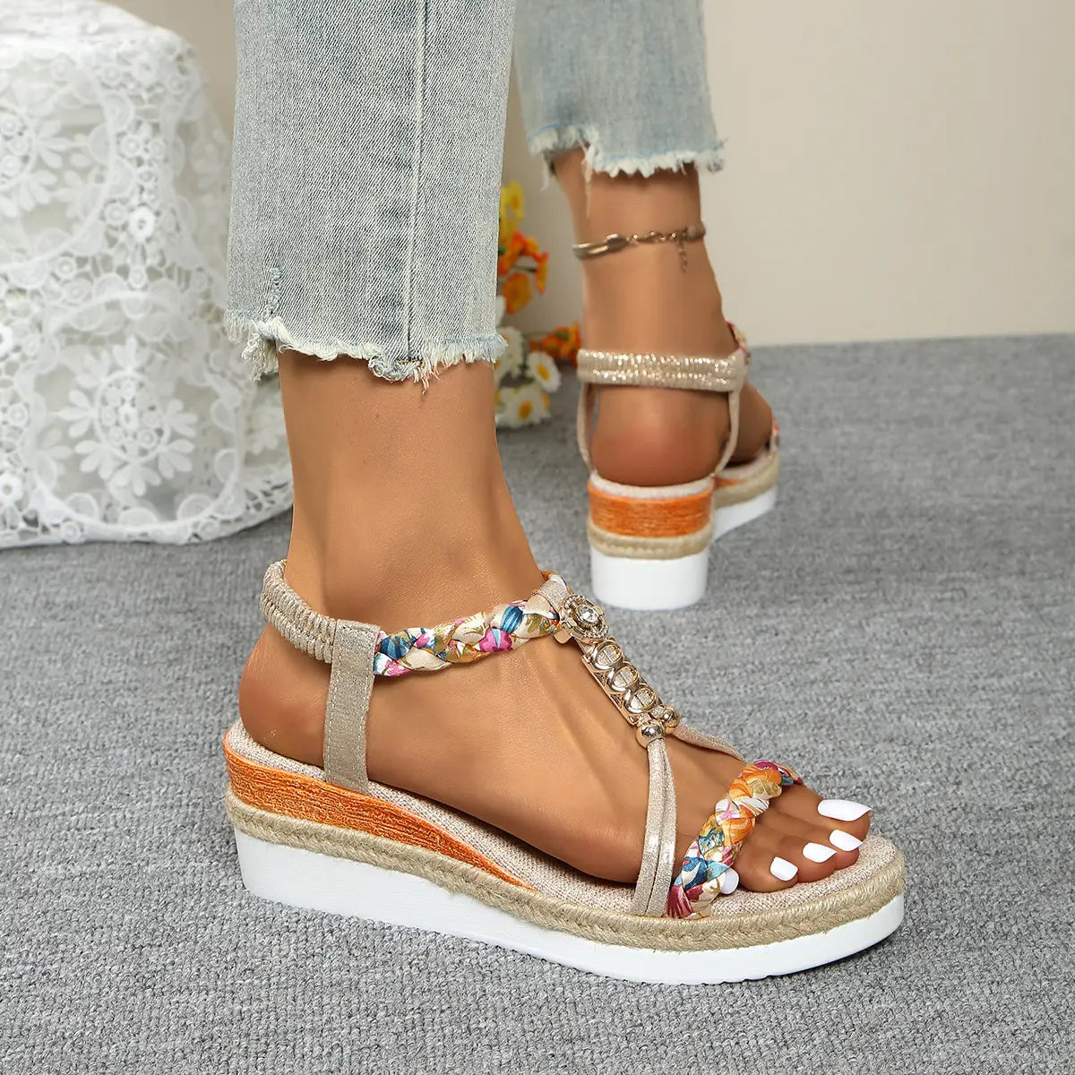 Sandalias tipo cuña para mujer beige y naranja, con bailarinas espadrille, que presentan correas florales trenzadas con adornos de cristal.