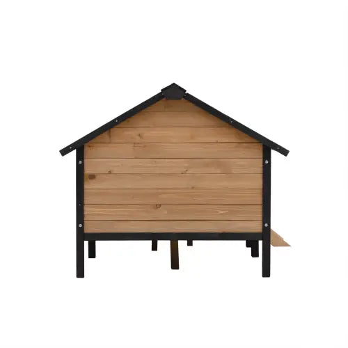 grande niche en bois pour chien avec porche, dotée d’un bardage en bois naturel rustique, d’un toit et d’une ossature en métal noir, et d’une petite rampe d’entrée.