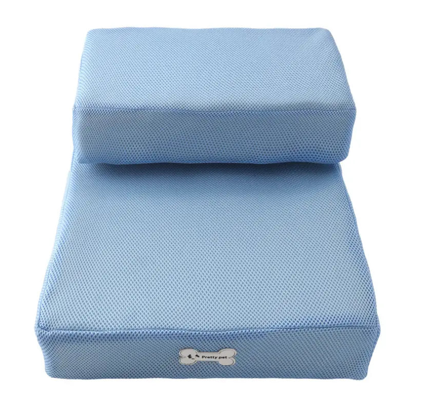 Escalera plegable para mascotas de dos niveles color azul claro, fabricada con material de malla, con un parche con logotipo con forma de hueso.