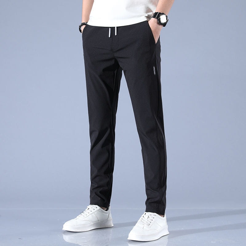 Herren-Eisskizzen-Geradebein-Athletik-Jogginghosen aus Eis-Seide in Schwarz, Slim Fit, mit weißer Kordel und dezentem Branding an der Seite.