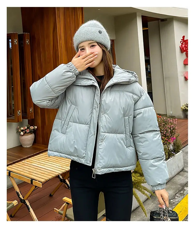 Hellblaue leichte Kapuzen-Pufferjacke aus Baumwolle mit Steppdesign und Kapuze für Wärme und Komfort.