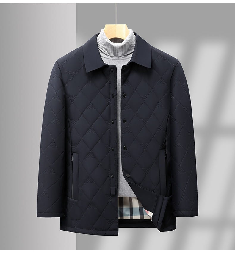Chaqueta acolchada de trabajo para hombres en negro con cuello clásico, cierre mediante botones y una costura tipo rombos sutil en la parte frontal.