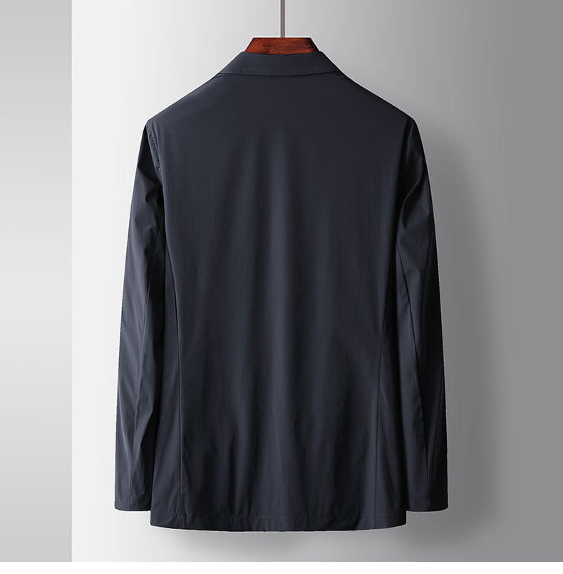 Leichte Herren-Stretch-Anzugjacke gegen Falten in Dunkelnavy mit einer eleganten, taillierten Passform und dezenten Ziernähten.