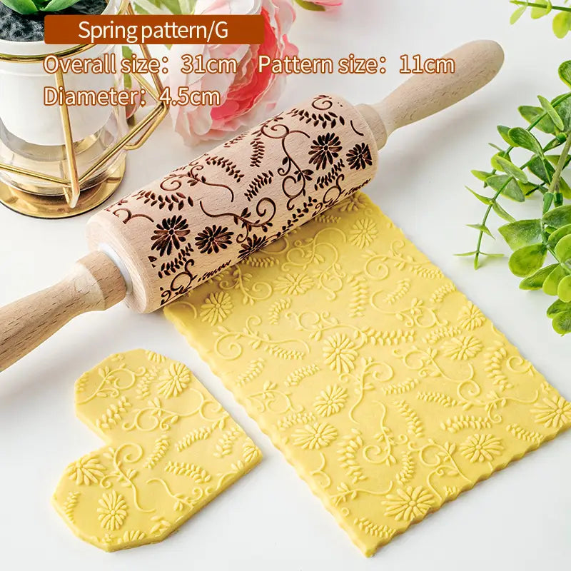 Rouleau à pâtisserie en bois avec un motif printanier gravé, conception, avec une finition naturelle en bois de hêtre et des motifs floraux de couleur brun foncé pour la cuisson.