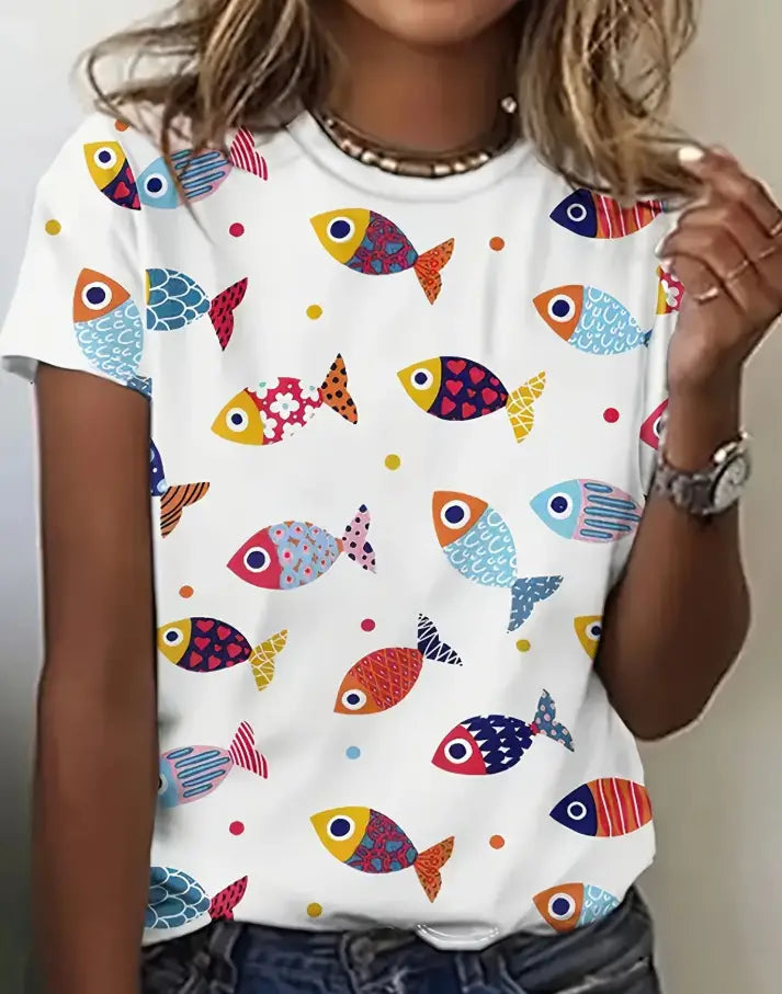 Weißes Damen-T-Shirt mit kurzem Ärmel und grafischem Motiv mit verspieltem Muster aus farbenfrohen, stilisierten Fischen in verschiedenen Farben und Designs für einen Retro-Casual-Look.