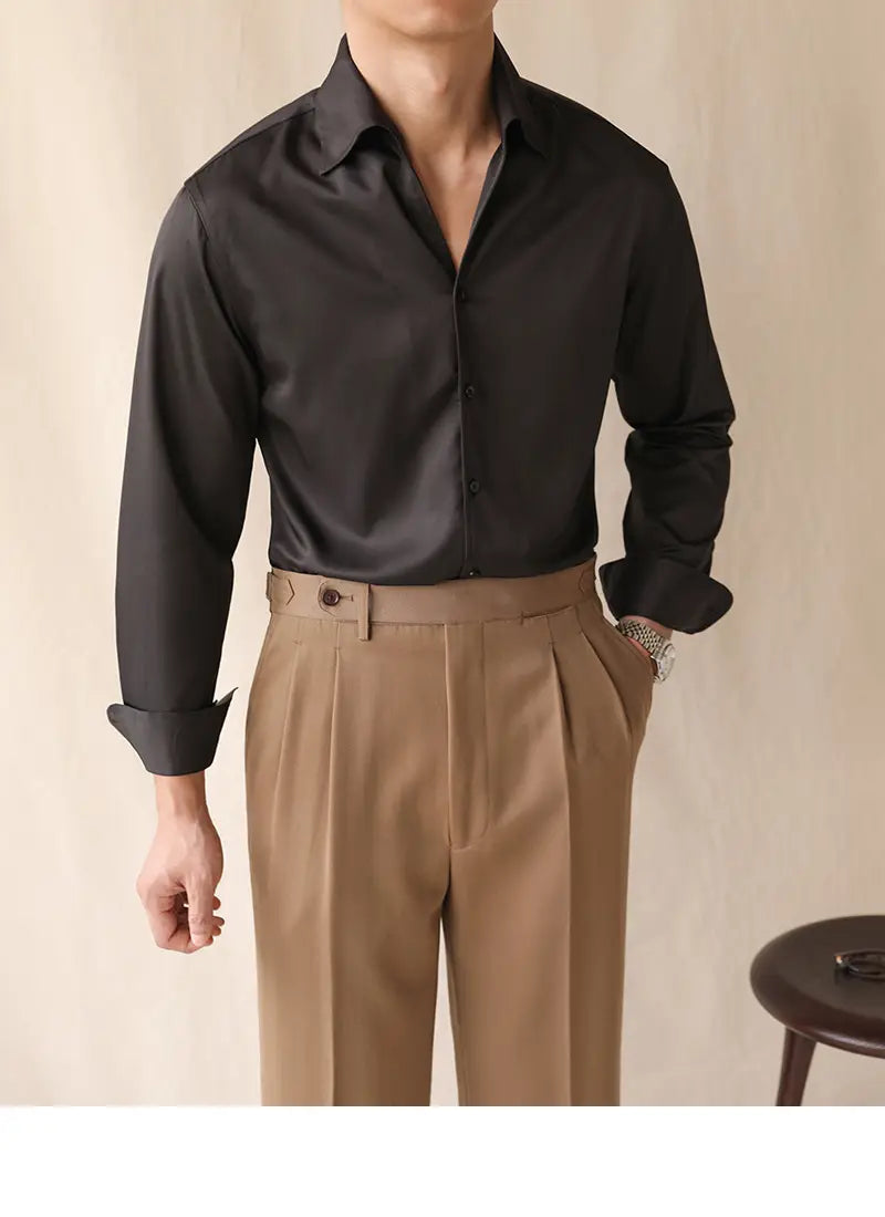 Herren-Schwarzes Satin-Oberteil mit Ein-Kragen, Knopfleiste, langarm im Business-Stil, mit klarem Kragen und umgeschlagenen Manschetten.