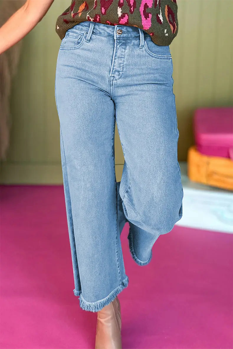 Pantalon en denim délavé à jambes larges avec ourlet effiloché, issu de la collection de jeans à taille haute en denim rose à jambes larges effilochées.