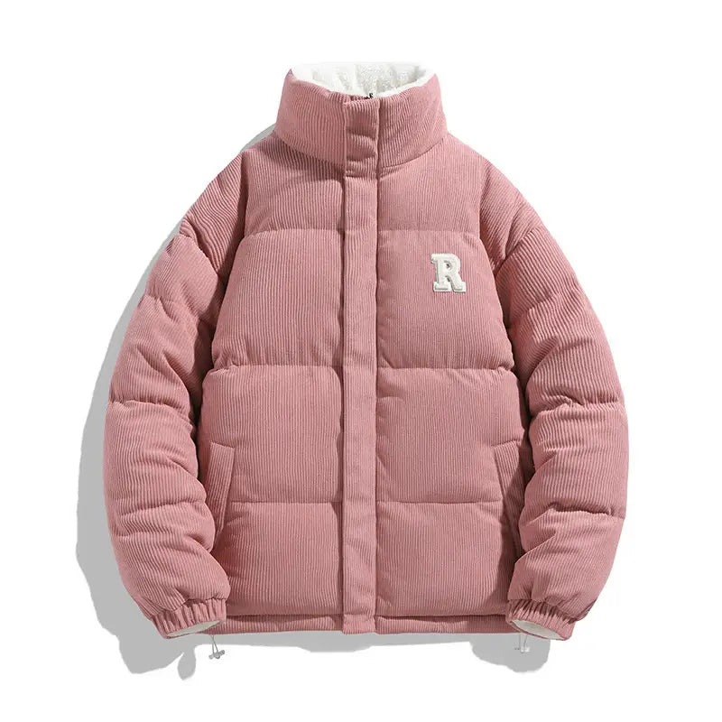 Eine rosafarbene Cord-Pufferjacke, warm gefüttert, mit weiß besticktem r auf der Brust und einem kuscheligen weißen Innenbereich.