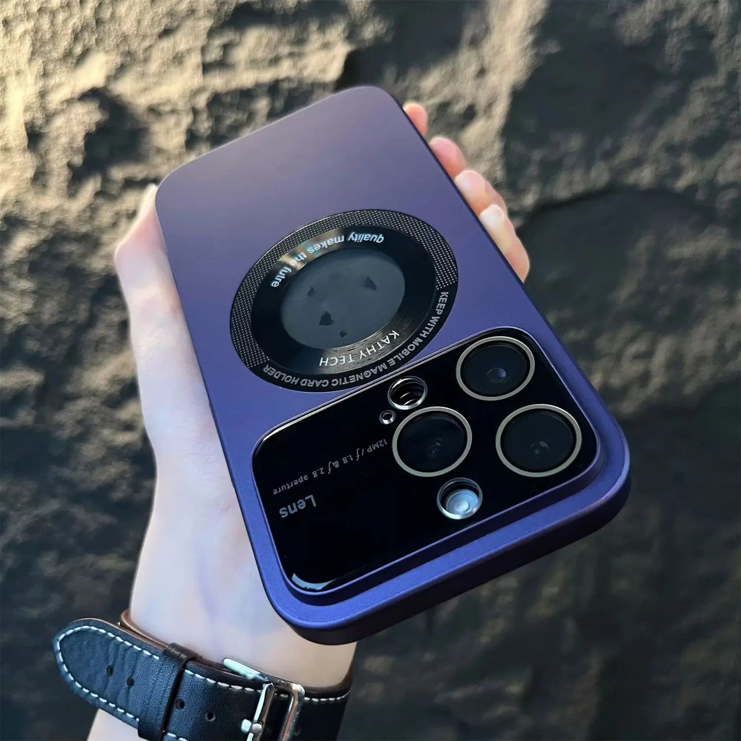 Rückseite einer lila matten magnetischen Fensterhülle für iPhone 13 Pro Max mit einem kreisförmigen Magnetkartenhalter und Kameramedaussparung