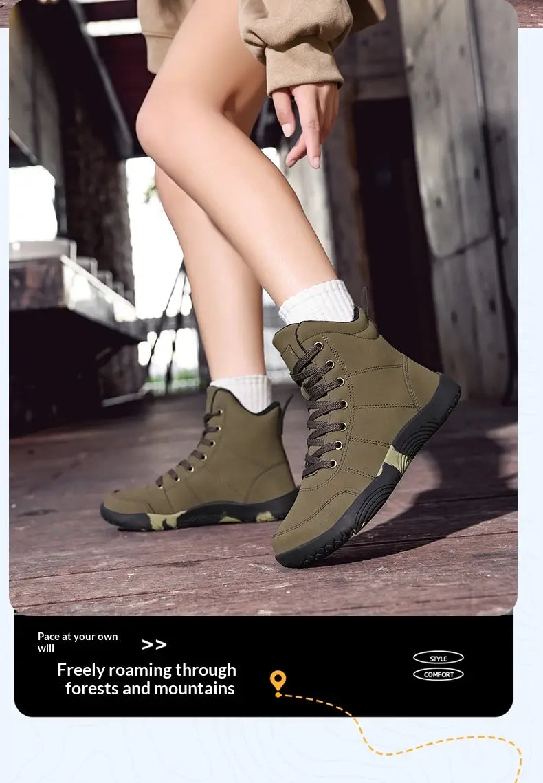 Olivgrüne Wanderstiefel aus Leder mit breiter Zehpartie in High-Top-Form, mit schwarzen Sohlen und Schnürsenkeln, entworfen für den Einsatz im Sportbereich.