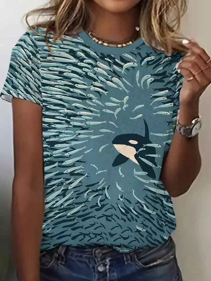 Damen-Grafik-T-Shirt mit kurzem Ärmel im Retro-Casual-Stil in Teal, mit einer detaillierten Orca-Grafik, umgeben von Schwärmen von Fischen.