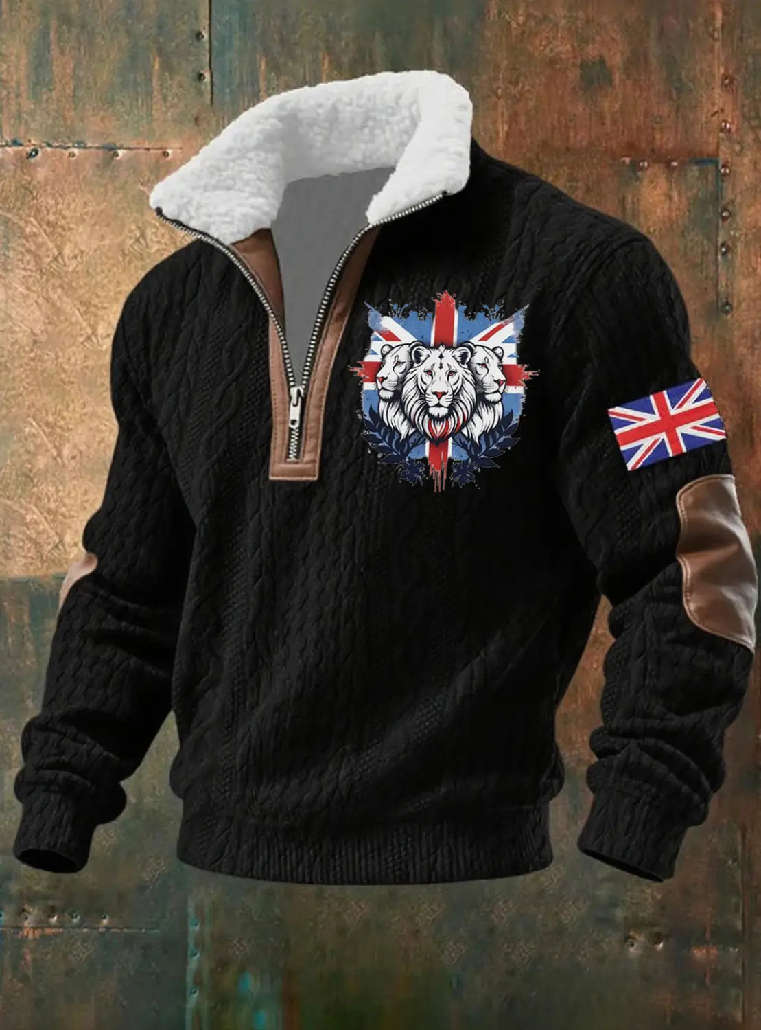 Suéter para hombre de media cremallera con cuello de borrego con diseño de punto trenzado negro, cuello de borrego blanco, cremallera de cuero marrón y detalles en los codos, y un gráfico central de león rodeado por banderas Union Jack.
