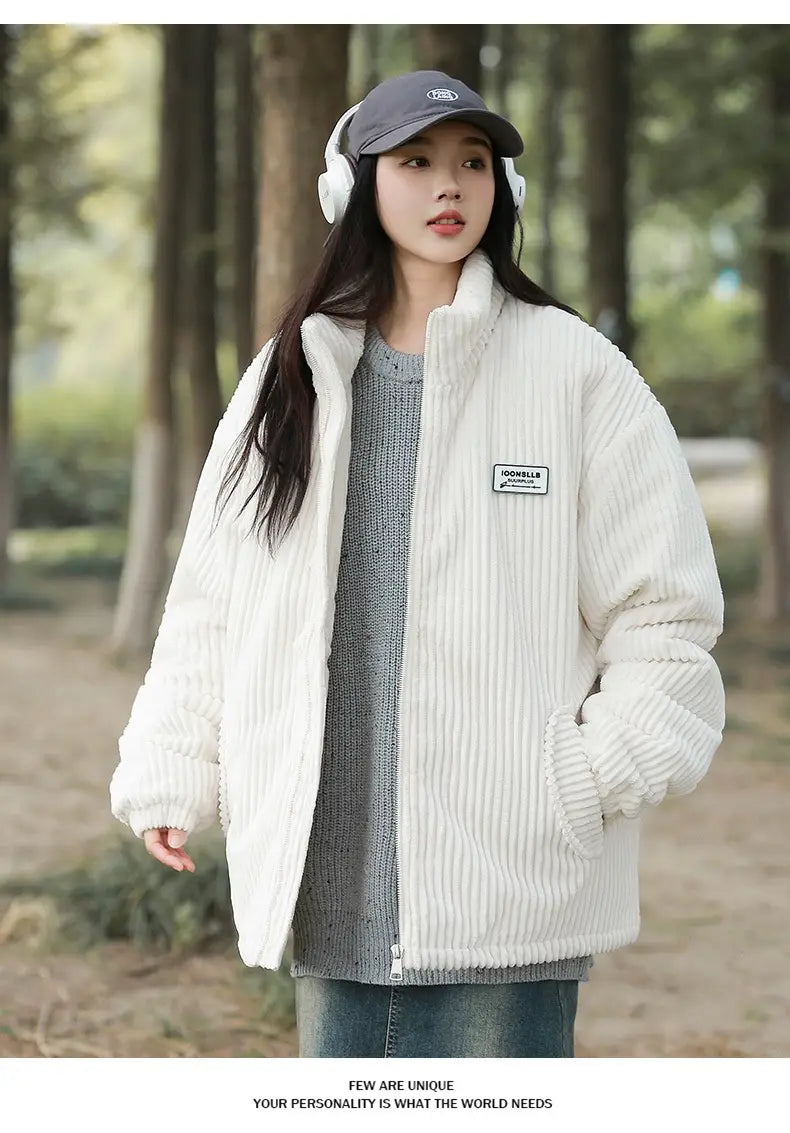 Weiße Cord-Pufferjacke mit gerippter Struktur und einem kleinen rechteckigen Aufnäher auf der linken Brust, entworfen für Herren Winter-Warmmantel.
