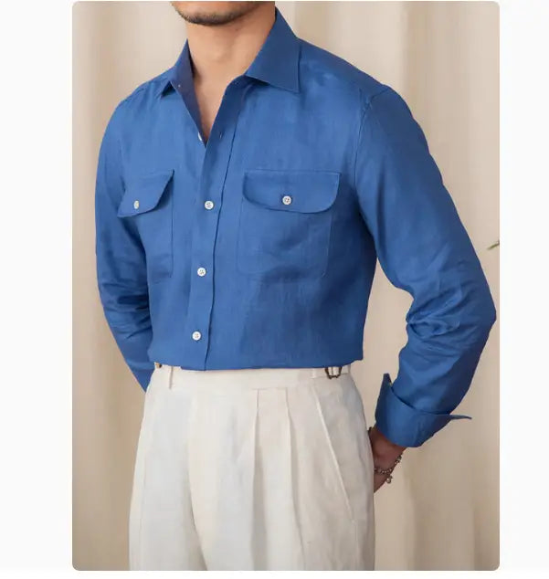 una camisa informal de manga larga de lino puro azul impecable con dos bolsillos en el pecho y botones blancos