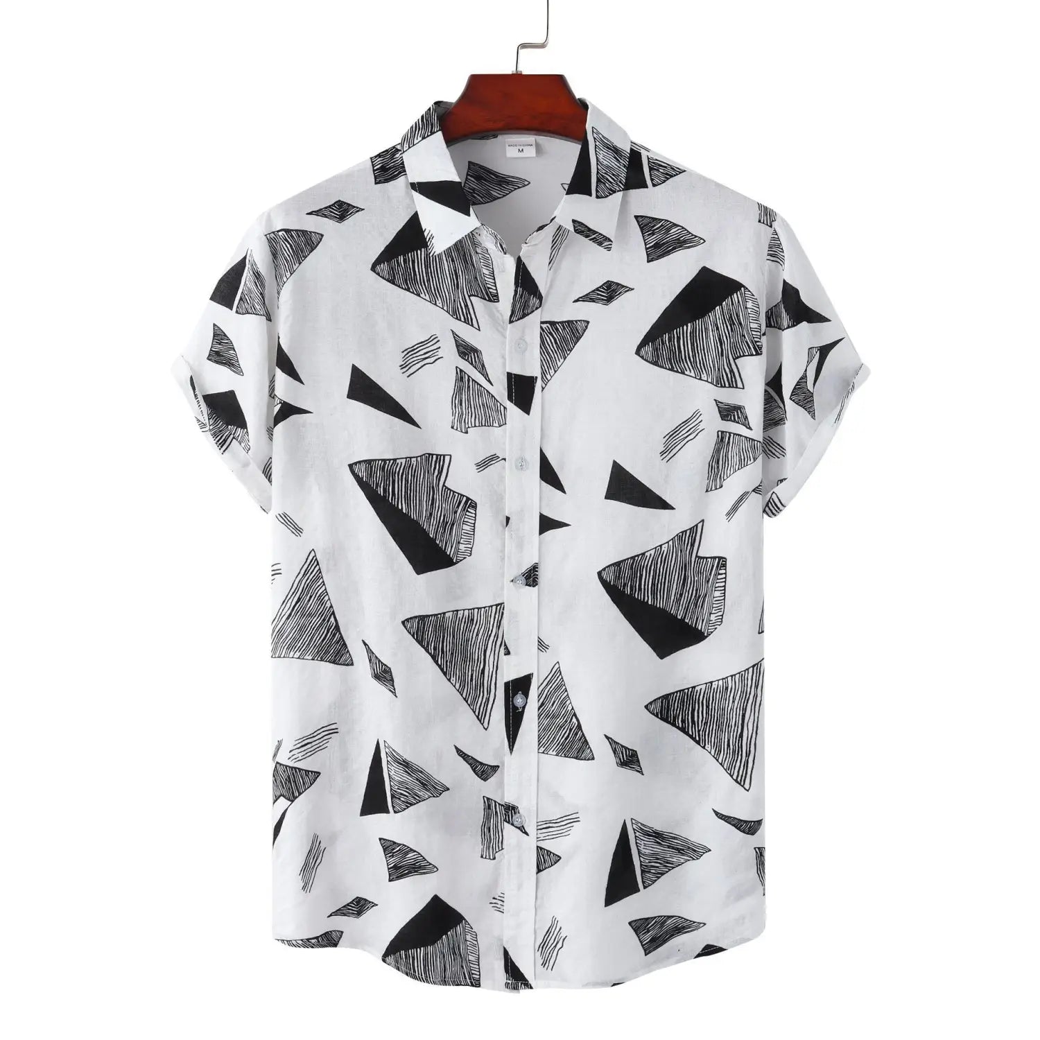 Camisa blanca abotonada de manga corta con un audaz triángulo geométrico negro y patrón abstracto, diseñada como un estilo vintage relajado.