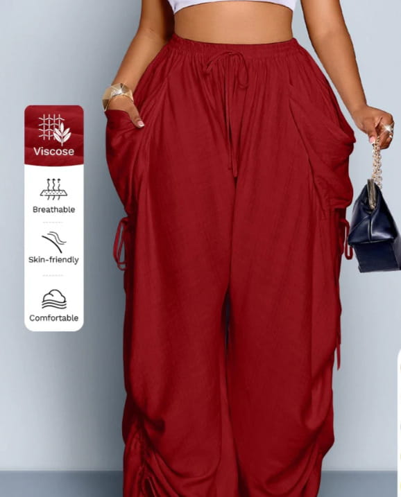 Faltenrockige High-Waist-Cargo-Hosen mit weitem Bein aus roter Viskose, mit Kordelzugbund und Seitentaschen.