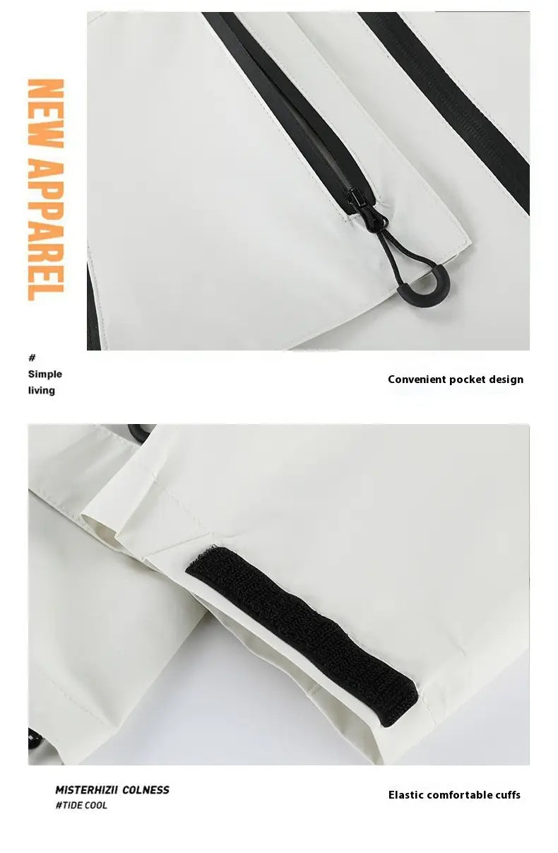 Taktische Kapuzen-Shelljacke in weißem wasserabweisendem Material mit schwarzem Reißverschluss und elastischen Bündchen, mit Ärmelpatch-Details.
