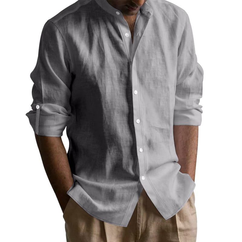 Camisa entallada para hombre en mezcla de lino, con cuello alzapié, de manga larga, color gris claro, con botones blancos y mangas arremangadas.