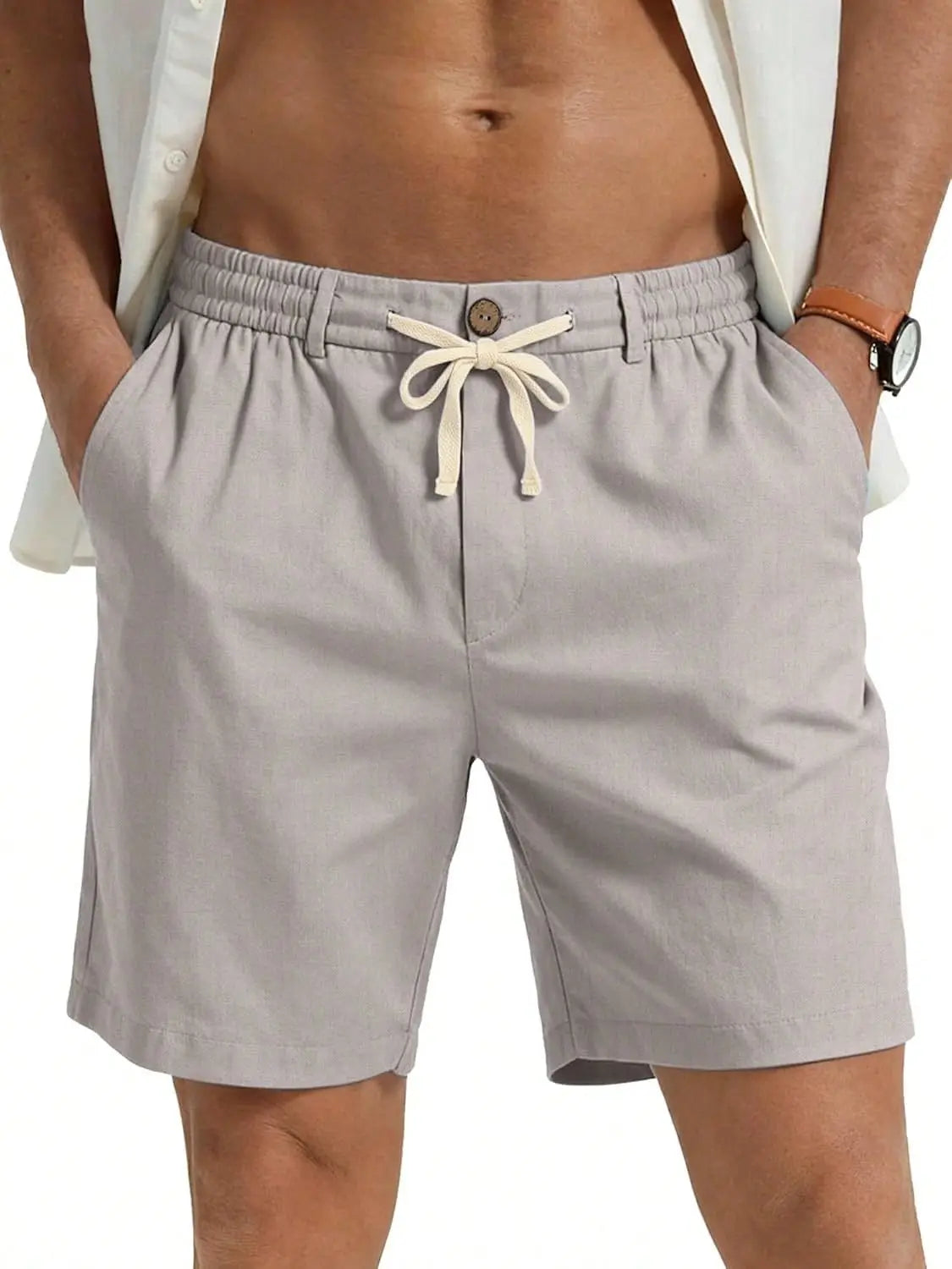 Lässige Sport-Shorts mit Kordelzug in Hellgrau mit lockerer Passform und elastischem Bund; mit einer hellbeigen Kordel, die zu einer Schleife gebunden ist.