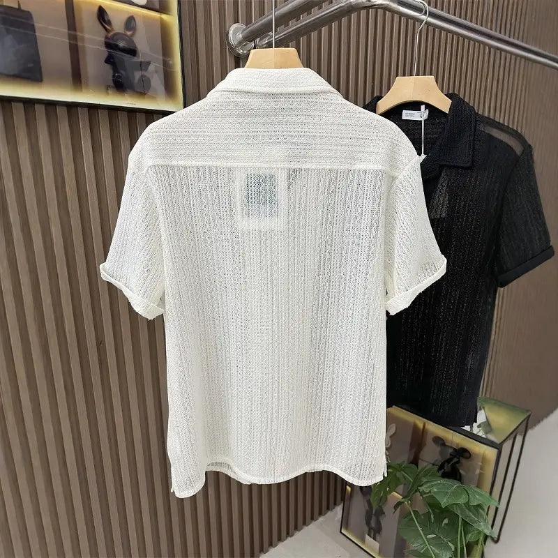 Herren-Strickhemd mit kurzem Ärmel in Weiß, gefertigt aus strukturierter, leicht transparenter Strickstoffware, mit klassischem Kragen für den Freizeitgebrauch.