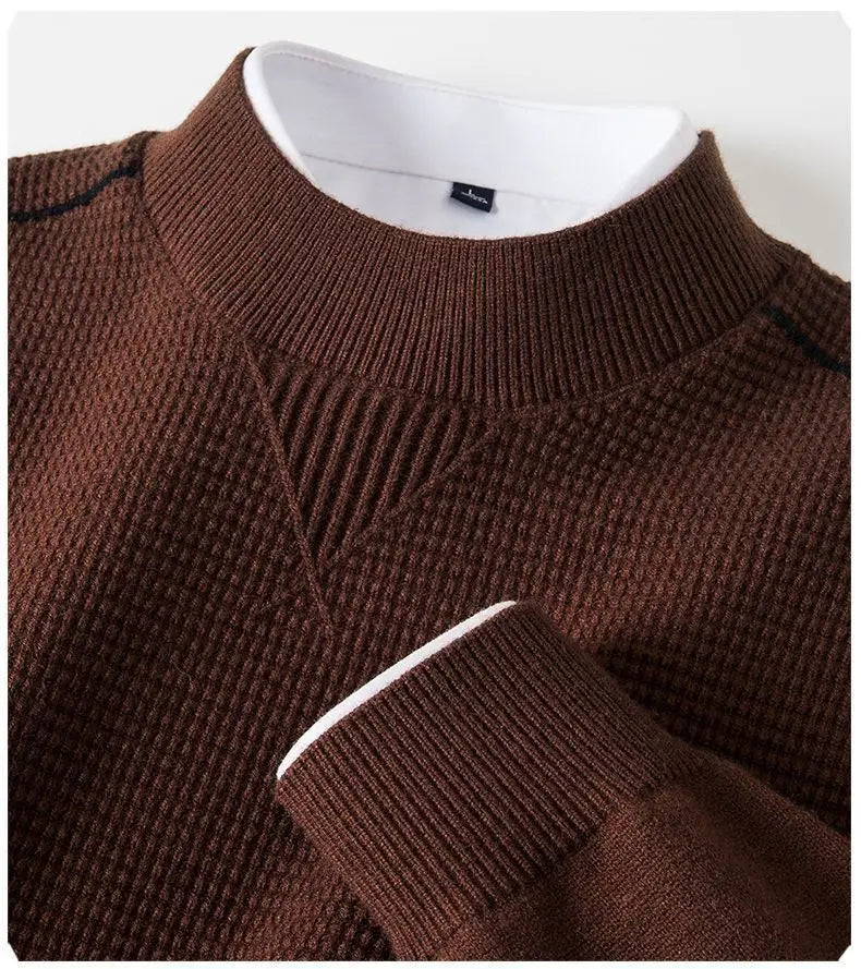 Herren-Pullover aus braunem, geripptem Strick mit strukturiertem Muster und weißem Innenkragenfutter, mit Stehkragen-Design.