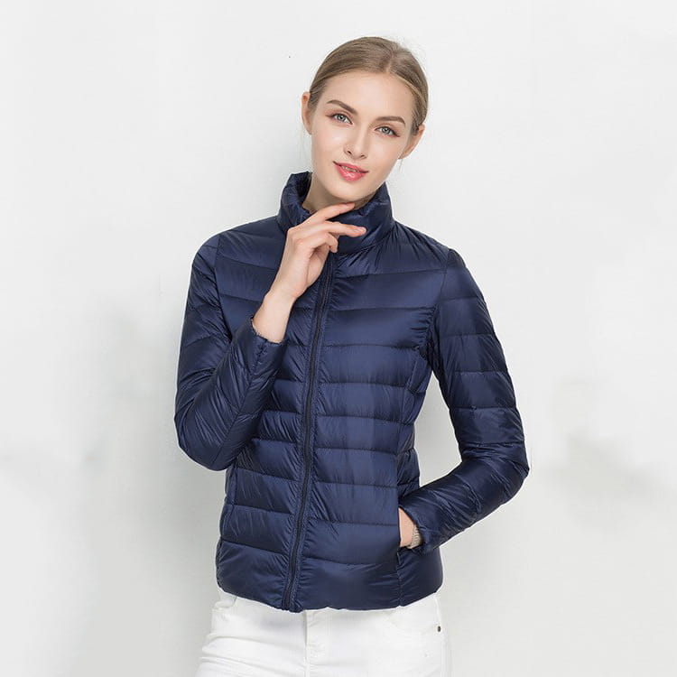 Marineblaue Slim-Down-Gesteppte-Steppjacke mit hohem Stehkragen und Frontreißverschluss.